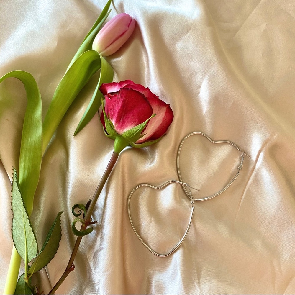 Heart Hoops Hoop Earrings Minimalist - Picture 5 of 13